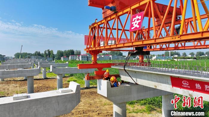長(zhǎng)25米重80噸的箱梁平穩(wěn)、精準(zhǔn)地落在S314分離式立交橋25號(hào)和26號(hào)墩上?！⒂癫?攝