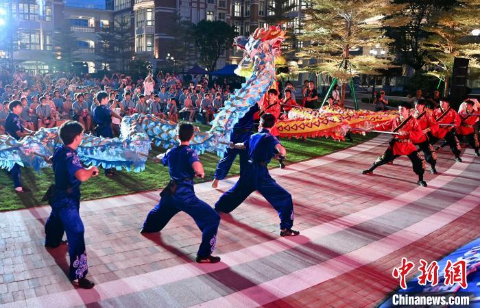 兩岸青少年同臺(tái)呈現(xiàn)龍獅表演。　王東明 攝