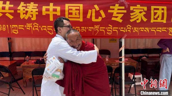 西藏自治區(qū)昌都市左貢縣田妥鎮(zhèn)義診點，一位僧人對北京京煤集團總醫(yī)院呼吸科主任醫(yī)師陳亮表示感謝?！〔苄穹?攝