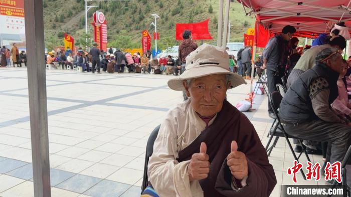 西藏自治區(qū)昌都市左貢縣田妥鎮(zhèn)義診點，藏族奶奶對義診志愿者表示肯定?！〔苄穹?攝