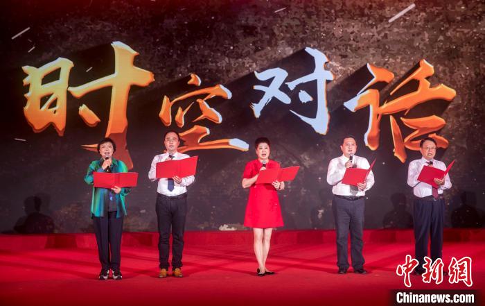 陶侃與陳望道之孫陳曉帆、顏福慶之孫顏志淵、榮毅仁侄女榮智豐深情朗誦《與統(tǒng)戰(zhàn)先輩的時空對話》。　張昊 攝
