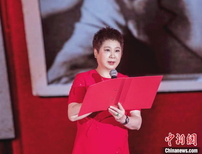 7月16日，榮智豐在2023年上海統(tǒng)戰(zhàn)文化周開幕活動中朗誦《與統(tǒng)戰(zhàn)先輩的時空對話》?！堦?攝
