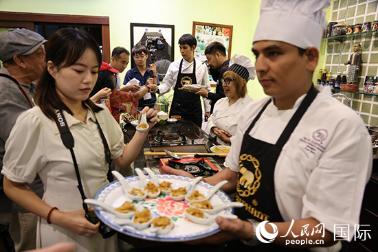 7月19日，參加美食活動(dòng)的多國(guó)代表品嘗泰式傳統(tǒng)美食。人民網(wǎng)記者 張矜若攝