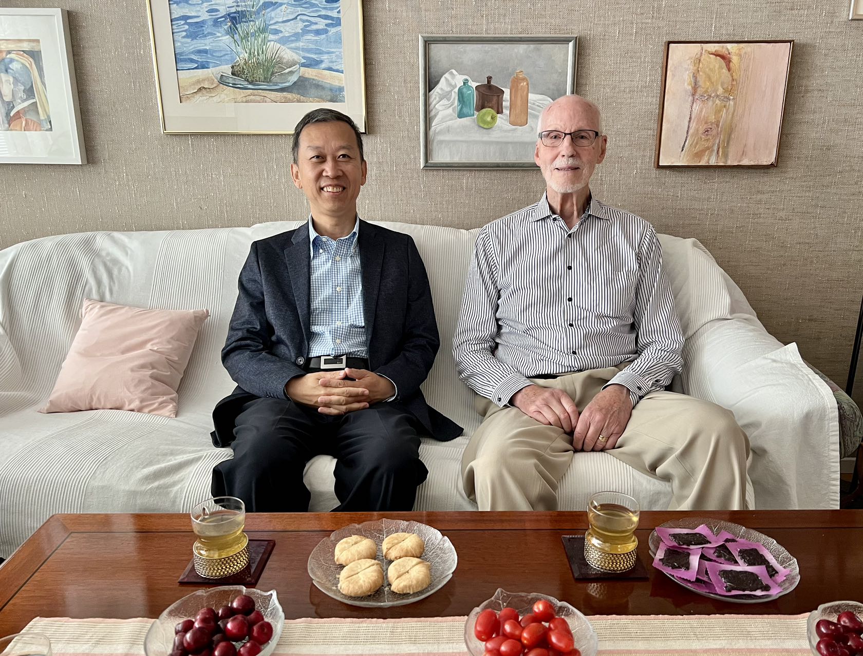 駐瑞典大使崔愛民看望瑞典科學(xué)家。中國駐瑞典大使館供圖