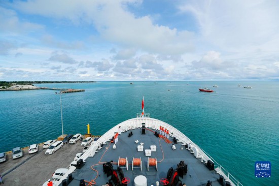 7月22日，中國海軍“和平方舟”號(hào)醫(yī)院船駛離基里巴斯首都塔拉瓦。當(dāng)?shù)貢r(shí)間22日上午10時(shí)，執(zhí)行“和諧使命-2023”任務(wù)的中國海軍“和平方舟”號(hào)醫(yī)院船圓滿結(jié)束對(duì)基里巴斯的首次訪問，駛離基里巴斯首都塔拉瓦，前往本次任務(wù)的第二站湯加努庫阿洛法港。新華社發(fā)（黎宇 攝）