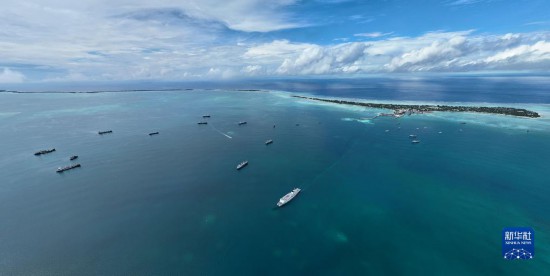 7月22日，中國海軍“和平方舟”號(hào)醫(yī)院船結(jié)束基里巴斯訪問，駛離塔拉瓦港。新華社發(fā)（桂江波 攝）