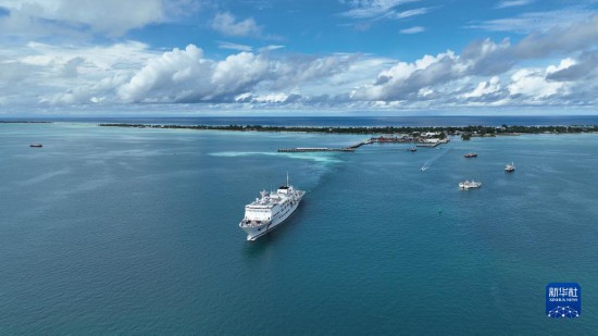7月22日，中國海軍“和平方舟”號(hào)醫(yī)院船結(jié)束基里巴斯訪問，駛離塔拉瓦港。新華社發(fā)（桂江波 攝）