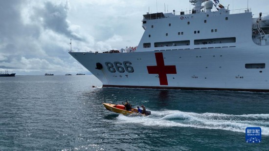7月22日，中國海軍“和平方舟”號(hào)醫(yī)院船駛離塔拉瓦港途中，基里巴斯當(dāng)?shù)孛癖婑{船揮手告別。新華社發(fā)（桂江波 攝）