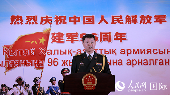 國防武官胡德君大校發(fā)表致辭。人民網記者 李強攝
