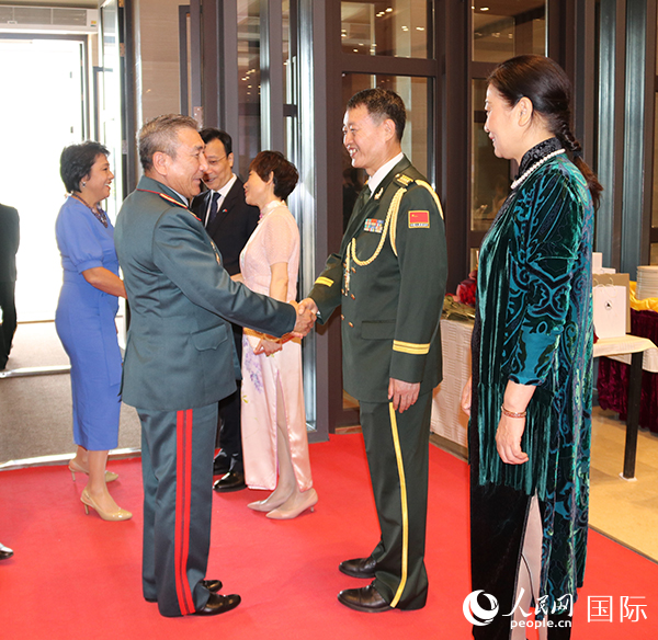 國防武官胡德君大校迎接賓客。人民網記者李強攝