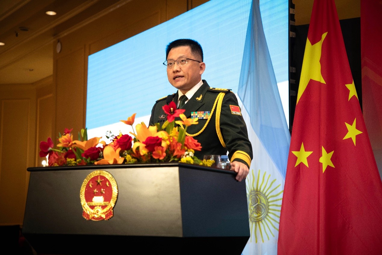 中國(guó)駐阿根廷大使館武官劉淼大校致辭。中國(guó)駐阿根廷大使館供圖