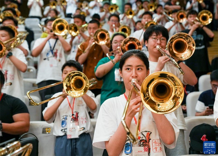 8月1日，在第九屆中國(guó)國(guó)際低音銅管藝術(shù)節(jié)的一場(chǎng)公益大師課上，低音銅管樂(lè)器愛(ài)好者在練習(xí)長(zhǎng)號(hào)。新華社記者 劉潺 攝