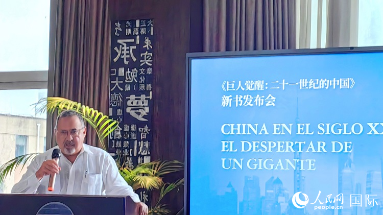 羅德里格斯博士現(xiàn)場介紹著作。吳志華攝