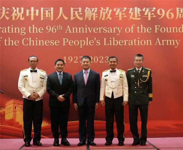 圖為陸慷大使與印尼貴賓合影。中國駐印度尼西亞使館供圖