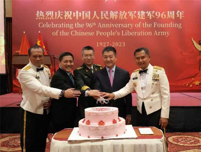 圖為陸慷大使與印尼貴賓共切生日蛋糕。中國駐印度尼西亞使館供圖