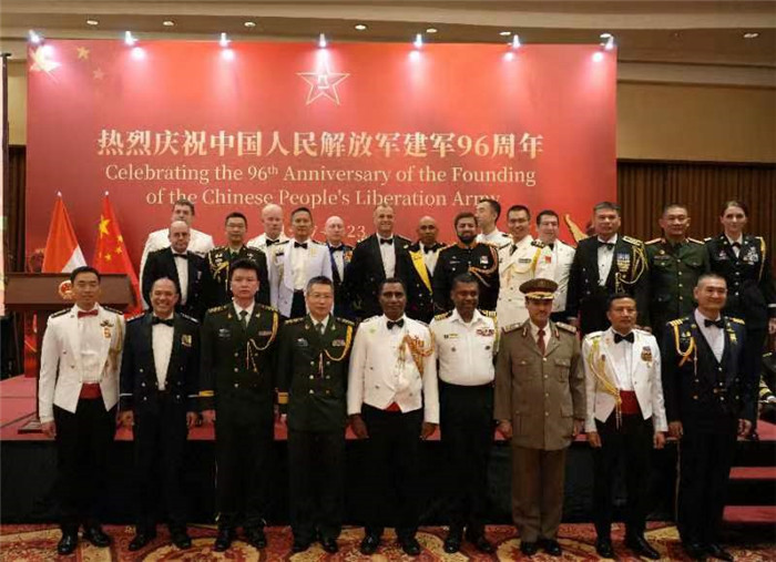 圖為徐勝武官與參加招待會的各國武官、武官處代表合影。中國駐印度尼西亞使館供圖