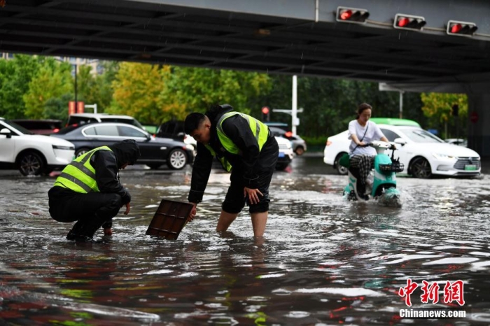 7月30日，河北省持續(xù)發(fā)布暴雨紅色預(yù)警信號。受今年第5號臺風(fēng)“杜蘇芮”殘余環(huán)流影響，7月28日以來，地處華北地區(qū)的河北省大部出現(xiàn)降雨。30日17時，該省氣象臺發(fā)布當(dāng)日第三次暴雨紅色預(yù)警信號。石家莊市城區(qū)不少區(qū)域積水嚴(yán)重，城管、環(huán)衛(wèi)、園林、市政等部門緊急出動，聯(lián)合疏堵保暢，筑牢防汛安全屏障。圖為石家莊裕華區(qū)城管局防汛隊員對沿街收水井進行雜物清理，以保證排水暢通。翟羽佳 攝