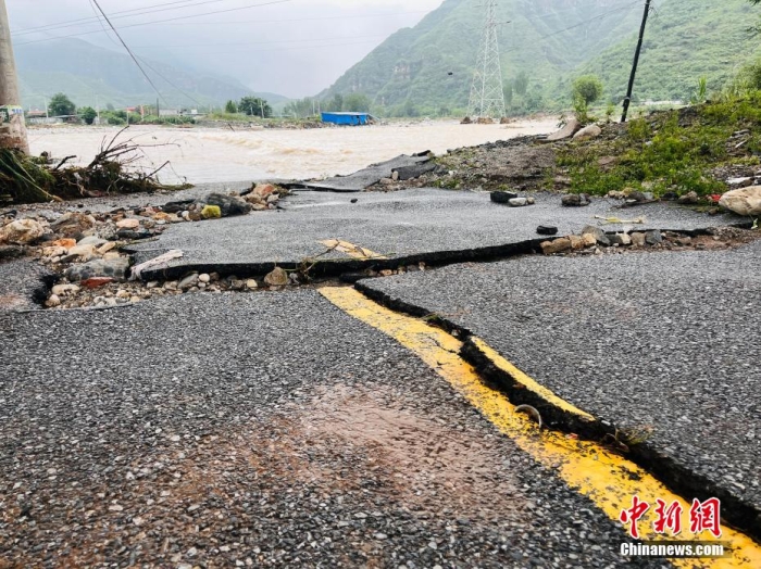 受臺風“杜蘇芮”影響，7月29日至8月1日，河北省淶水縣普降暴雨，持續(xù)強降雨和強風天氣引發(fā)洪水險情。連日來，當?shù)亟M織數(shù)千人搶險救援隊伍，集中力量加快排水、清理路面、救援拋錨車輛、搶修倒伏電線桿等工作。8月1日，方便面、飲用水、火腿腸、面包等首批調(diào)撥救災(zāi)物資送抵救災(zāi)一線，并于當天發(fā)放到受災(zāi)群眾手中。目前，淶水縣受損交通、電力、通信等基礎(chǔ)設(shè)施正在加緊搶修，山區(qū)受困人員已分批轉(zhuǎn)移，各項搶險救災(zāi)工作正在有序進行中。圖為淶水縣婁村鎮(zhèn)南安莊村被洪水沖毀的路面。(文/呂子豪 楊猛)李金璐 攝