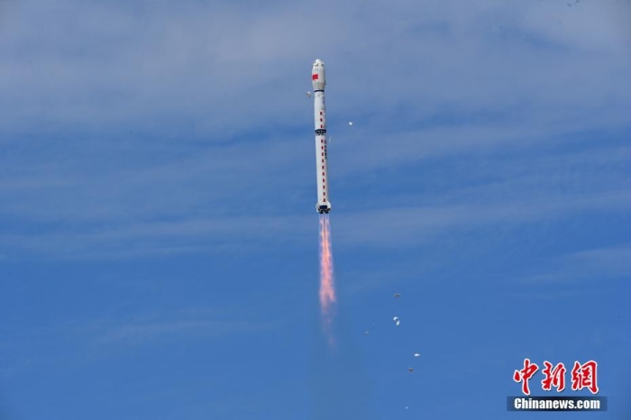 8月3日11時47分，中國在酒泉衛(wèi)星發(fā)射中心用長征四號丙遙四十四運載火箭，成功發(fā)射風云三號06星，衛(wèi)星順利進入預定軌道，任務取得圓滿成功。該衛(wèi)星將接替在軌超期服役的風云三號C星，探測數(shù)據(jù)主要用于天氣預報、大氣化學和氣候變化監(jiān)測業(yè)務及研究。汪江波 攝