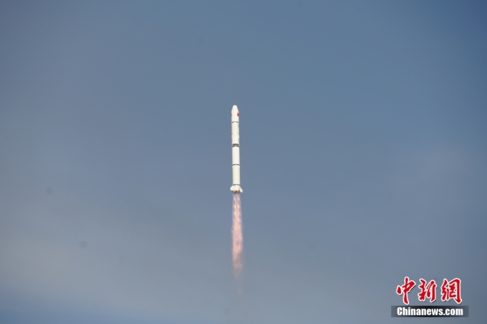 北京時(shí)間2023年8月9日6時(shí)53分，我國(guó)在太原衛(wèi)星發(fā)射中心使用長(zhǎng)征二號(hào)丙運(yùn)載火箭，成功將環(huán)境減災(zāi)二號(hào)06星發(fā)射升空，衛(wèi)星順利送入預(yù)定軌道，發(fā)射任務(wù)獲得圓滿成功。此次任務(wù)是長(zhǎng)征系列運(yùn)載火箭第482次飛行。馮陽(yáng) 攝