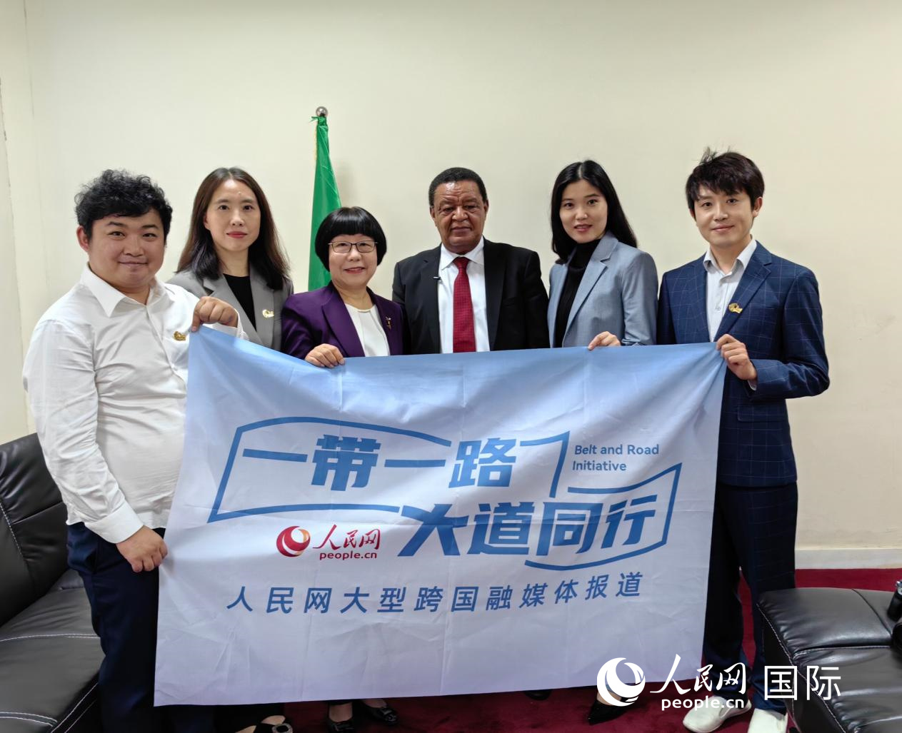 穆拉圖·特肖梅與人民網(wǎng)記者合影。