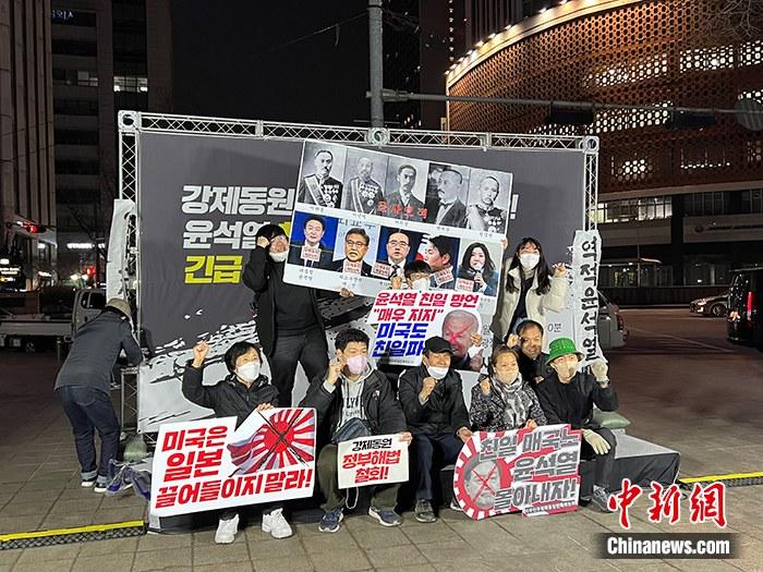 資料圖：韓國公民團體聯(lián)盟在首爾廣場舉行燭光守夜活動。