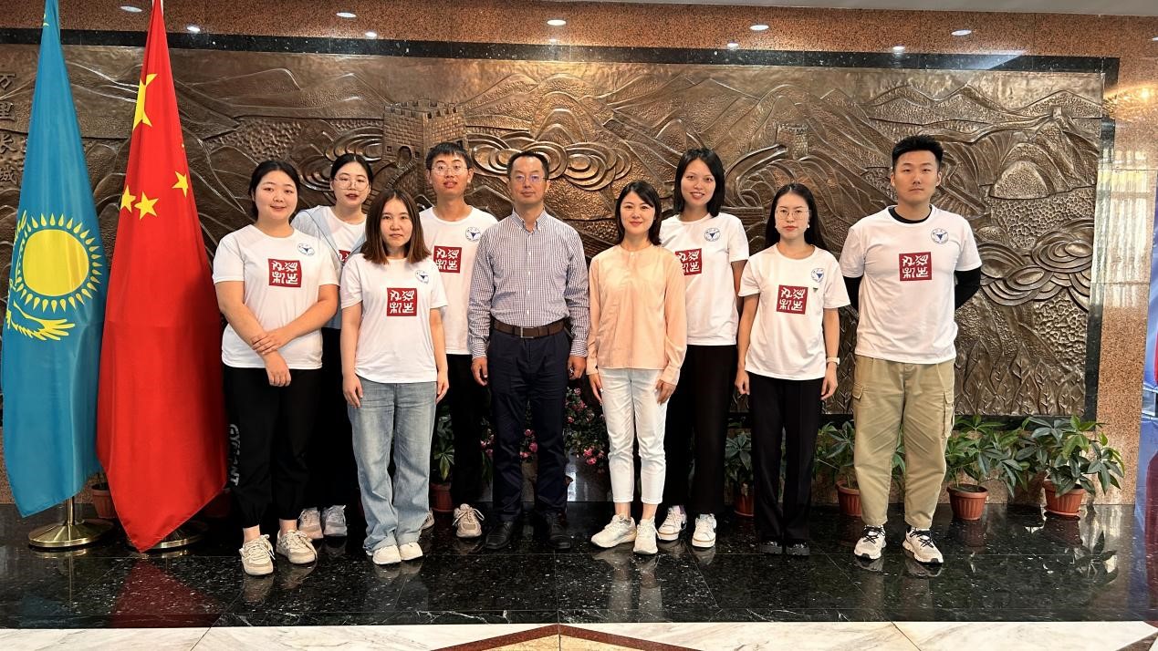 浙江大學(xué)實踐團(tuán)拜訪中國駐阿拉木圖總領(lǐng)館。浙江大學(xué)供圖