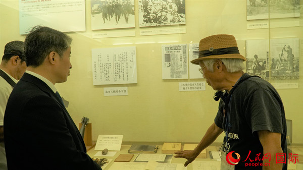 毒氣島歷史研究所事務(wù)局長(zhǎng)山內(nèi)正之在毒氣資料館為大家介紹日軍發(fā)動(dòng)毒氣戰(zhàn)的罪證。人民網(wǎng) 蔣曉辰攝