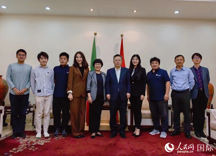 趙志遠(yuǎn)大使（右五）、使館工作人員與人民網(wǎng)記者合影。