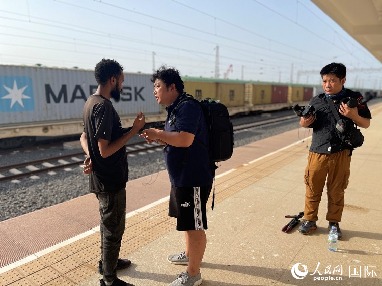 亞吉鐵路吉布提線工作人員介紹列車運營情況。人民網(wǎng)記者 趙艷紅攝