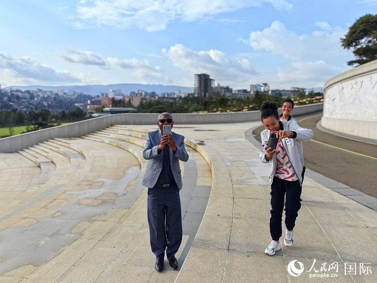 亞的斯亞貝巴友誼廣場的游客與人民網(wǎng)記者互動。人民網(wǎng)記者 陳星星攝
