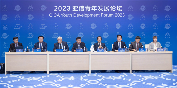 2023亞信青年發(fā)展論壇嘉賓發(fā)言現(xiàn)場。人民畫報供圖