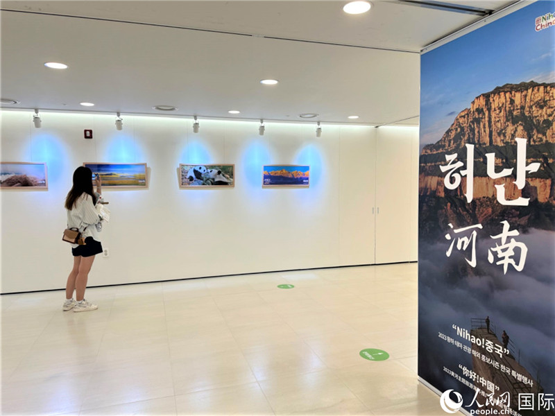 2.民眾參觀“看九曲黃河 聽華夏故事”主題展。人民網(wǎng)記者 馬菲攝