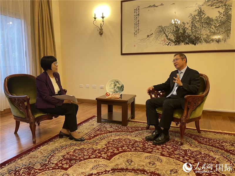 胡長春大使接受人民網(wǎng)記者唐維紅采訪。人民網(wǎng)記者 趙艷紅攝