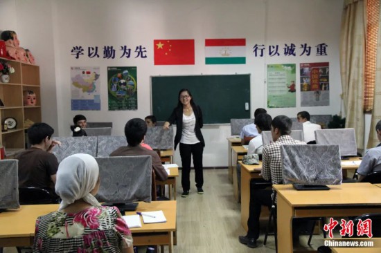 2014年，塔吉克斯坦國(guó)立民族大學(xué)的孔子學(xué)院內(nèi)，教師正在為塔吉克斯坦學(xué)生授課。田冰 攝