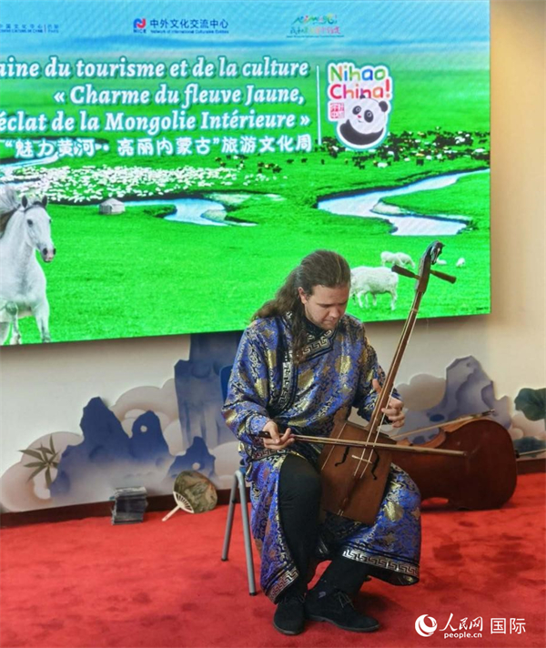 法國(guó)音樂(lè)家馬修·勒庫(kù)演奏馬頭琴。人民網(wǎng)記者 尚凱元攝