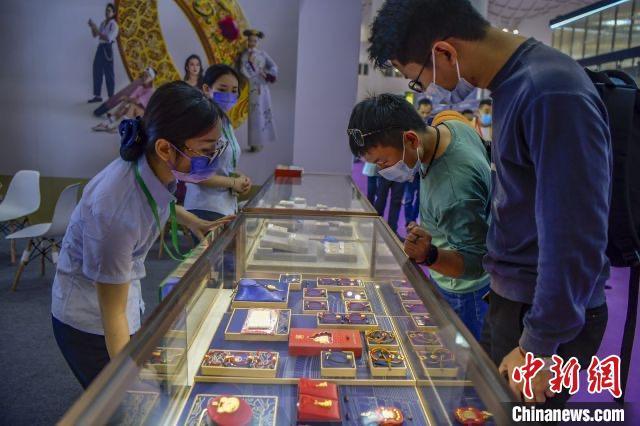 資料圖：民眾選購(gòu)金飾品。駱云飛 攝