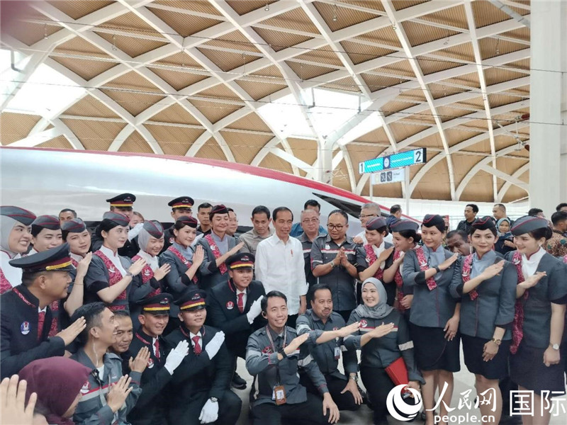 印尼總統(tǒng)佐科與雅萬高鐵乘務員及中印尼嘉賓合影。人民網(wǎng)記者 李培松攝