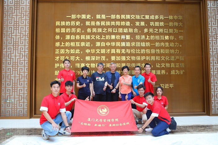 潘維廉和實踐隊師生在昌吉州博物館合影。主辦方供圖
