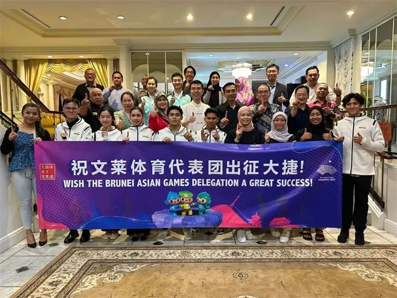 肖建國大使同參加歡送儀式的文方嘉賓、代表團成員等合影留念。圖片由使館提供