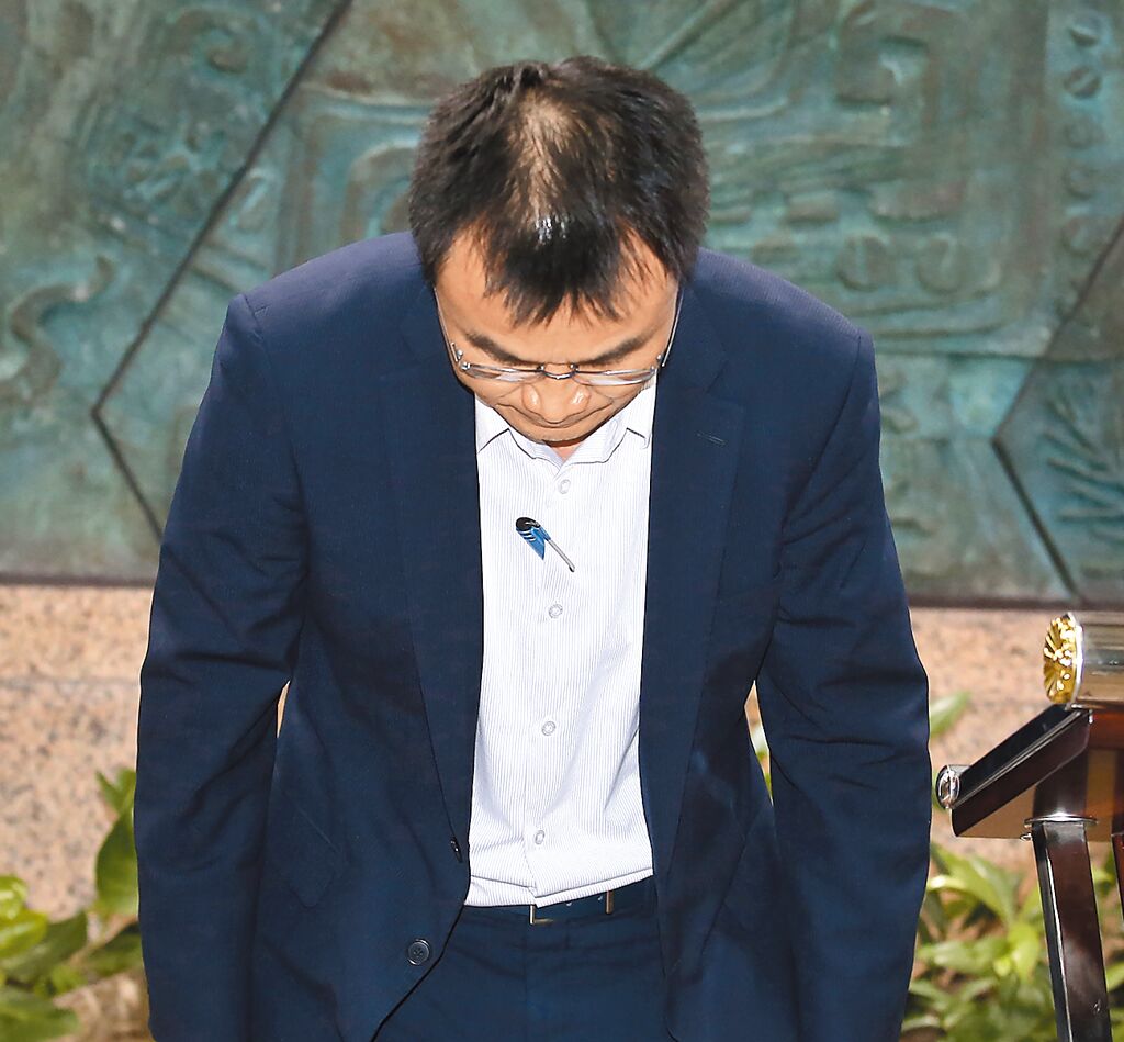 臺(tái)農(nóng)業(yè)部門負(fù)責(zé)人陳吉仲19日傍晚舉行記者會(huì)說明項(xiàng)目進(jìn)口雞蛋議題，當(dāng)日晚間8點(diǎn)在臉書上宣布辭職。 圖片來源：臺(tái)灣“中時(shí)新聞網(wǎng)”