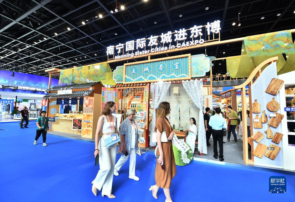 9月17日，在南寧國際會(huì)展中心，觀眾在東博會(huì)“一帶一路”國際展區(qū)參觀。當(dāng)日，第二十屆中國—東盟博覽會(huì)和中國—東盟商務(wù)與投資峰會(huì)開幕式在廣西南寧舉行。新華社記者 黃孝邦 攝