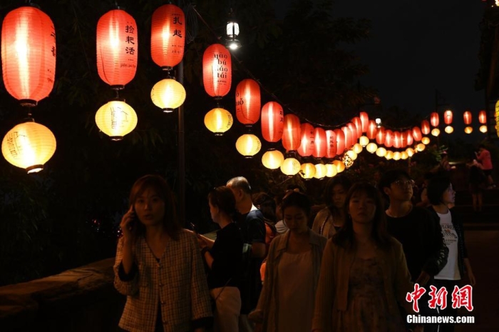 圖為游客夜游山城巷感受山城獨特魅力。<a target='_blank' href='/' ><p  align=