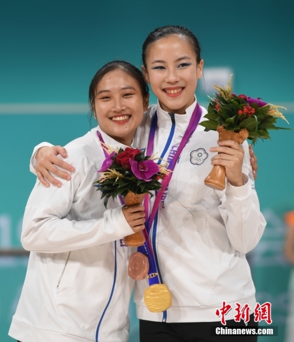 10月7日，杭州第19屆亞運(yùn)會(huì)輪滑項(xiàng)目女子花樣輪滑單人滑長(zhǎng)節(jié)目決賽在錢塘輪滑中心舉行。結(jié)合短節(jié)目決賽成績(jī)，中國(guó)臺(tái)北選手洪筱晴(左)以94.38分的總成績(jī)奪得女子花樣輪滑單人滑冠軍，中國(guó)臺(tái)北選手張致如(右)獲得季軍。<a target='_blank' href='/'><p  align=
