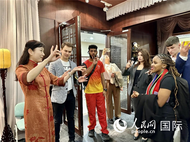 國際民間人士代表團(tuán)參觀古北市民中心昆曲教室。人民網(wǎng)記者 周雨攝