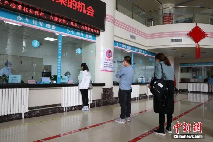 資料圖：市民在醫(yī)院門診大廳間隔排隊(duì)掛號(hào)。<a target='_blank' href='/'><p  align=