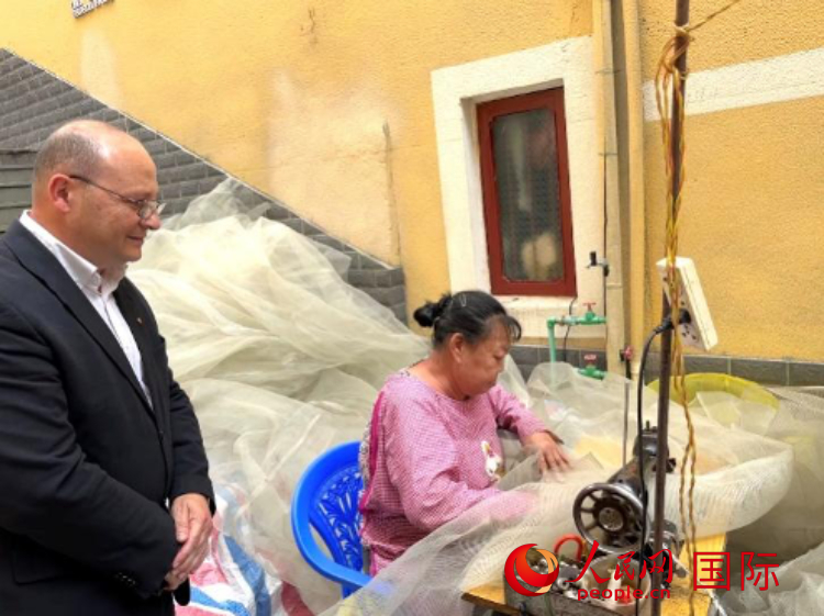 馬耳他瑪格麗特中學(xué)“中國(guó)角”教師馬丁·阿佐帕迪在福建省寧德市下歧村參觀。人民網(wǎng)記者 周雨攝