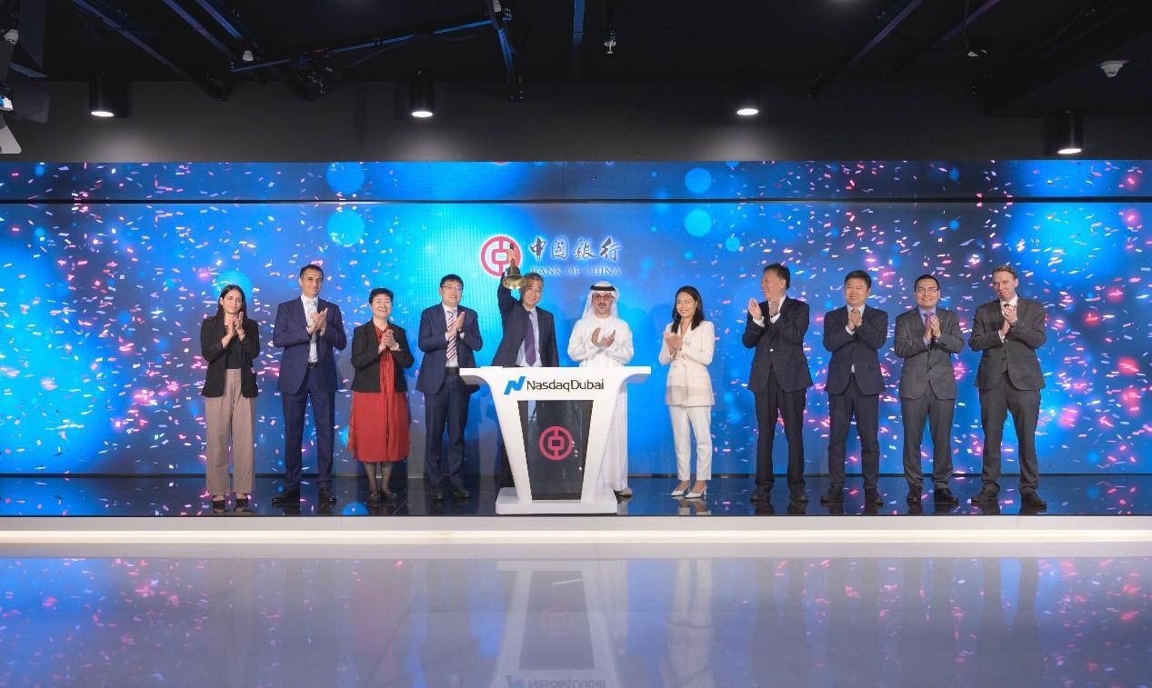 圖為中外嘉賓出席搖鈴儀式。迪拜納斯達克供圖