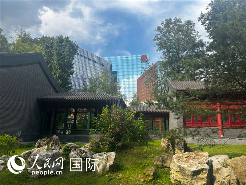 莫斯科中國貿(mào)易中心的中式園林“華銘園”一角。人民網(wǎng)記者 申佳平攝