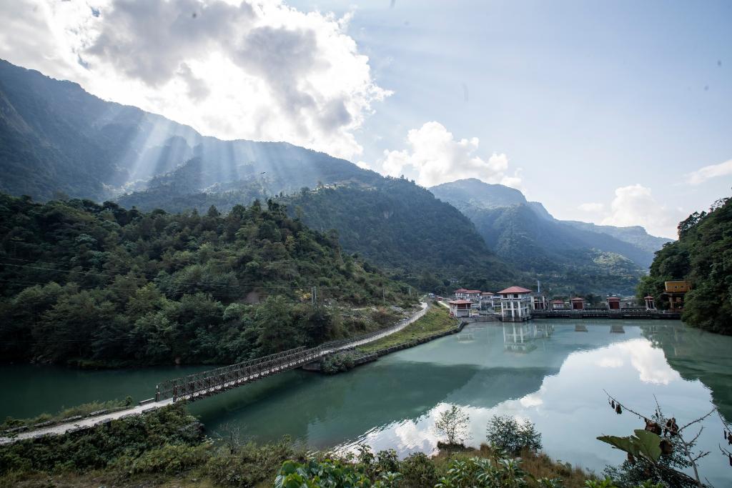 這是2022年11月8日拍攝的尼泊爾上馬相迪A水電站大壩。上馬相迪A水電站位于尼泊爾西部勒姆宗縣，2013年1月開工建設(shè)，2017年1月1日投入商業(yè)運(yùn)營(yíng)。該水電站投入運(yùn)營(yíng)以來(lái)，極大緩解了尼泊爾電力緊缺局面。新華社發(fā)（哈里·馬哈爾詹 攝）